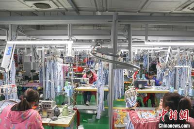 (新春走基層)江西南昌開年"拼經濟" 針紡服裝產業基地趕制訂單忙